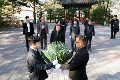 비봉공원 충혼탑 헌화 분향02-1500.jpg