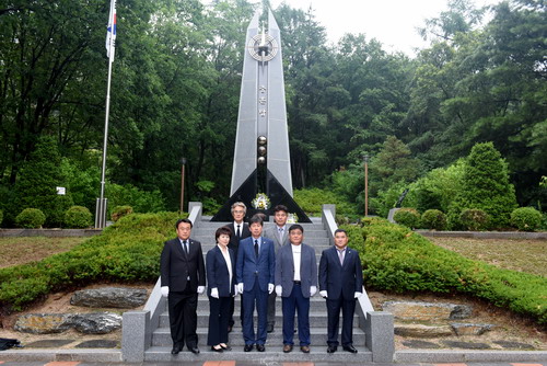 제8대 양구군의회 충혼탑 참배