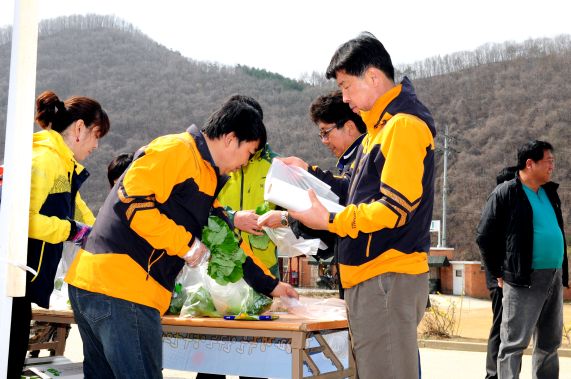 4월 행복의정(21사단 신병교육수료 장병 및 가족 곰취축제홍보 및 음료봉사 활동)