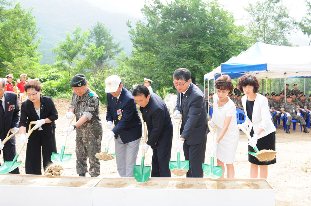 2013년 유해발굴 개토식 행사 참석