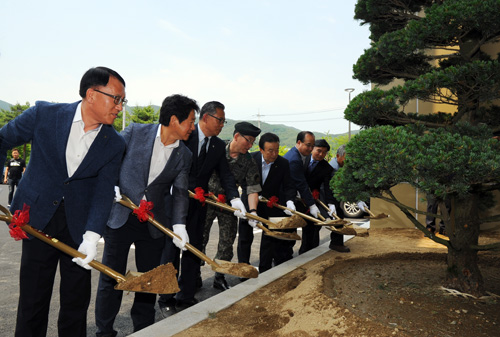 청춘체육관 준공식 참석