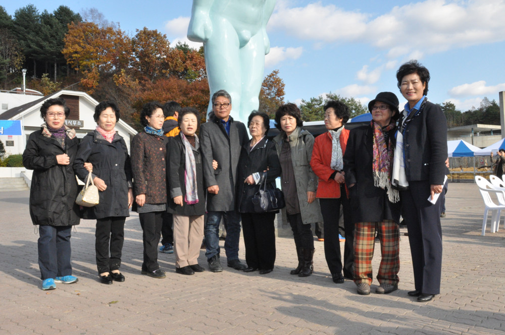 인사하는 사람  제막식 참석